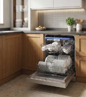 Cocina con lavavajillas abierto
